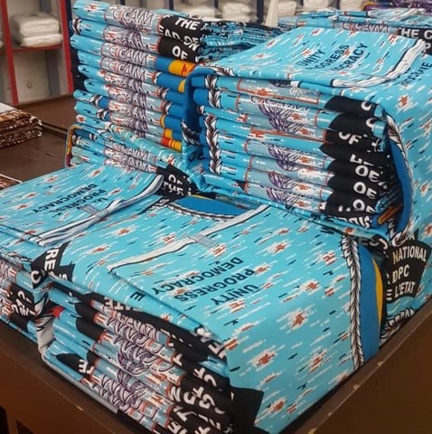 Tissu pagne wax africain bleu, RDPC, Paul Biya, Cameroun,  La ferme de Léo, ventes solidaires, Djankawax,