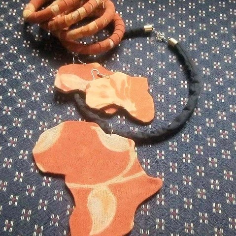 Necklace + 4 bracelets + earrings in wax fabric,