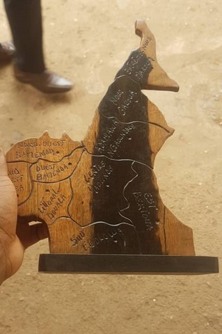 Carte du Cameroun en bois fait main,
