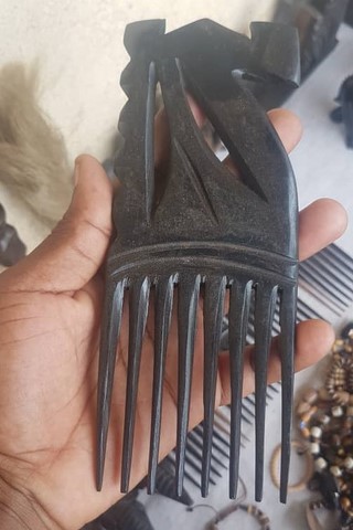 Peigne en bois fait main Cameroun