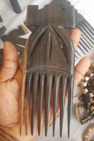 Peigne en bois fait main Cameroun