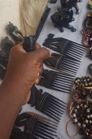Peigne en bois fait main Cameroun