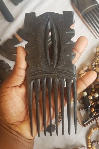 Peigne en bois fait main Cameroun