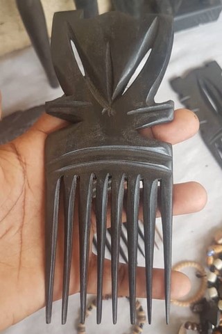 Peigne en bois fait main Cameroun