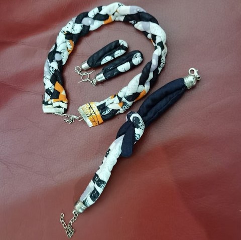 Necklace + bracelet + earrings in wax fabric,