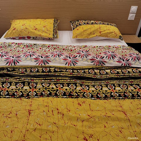 ​Reversible duvet + pillowcases in wax fabric,