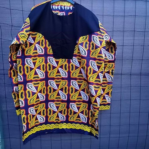 Tunique homme en tissu Ndop du Cameroun